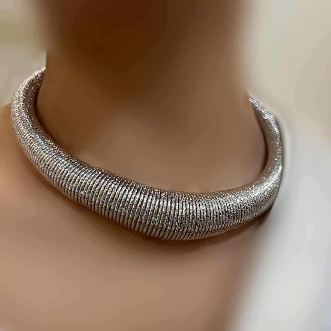 Vergoldete Choker-Halskette mit Federdesign – Minimalistisch & Elegant, Ideal für Partys