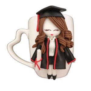 Handgefertigte Keramiktasse – Abschluss-Puppen-Design