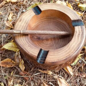 Holzscheit-Aschenbecher mit natürlicher Holzoptik – Für rustikale Einrichtung
