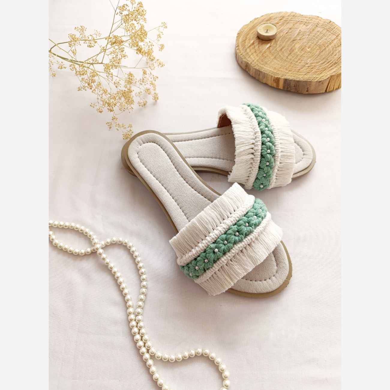 Handgefertigte Makramee-Sandalen-Hausschuhe mit Kamillenblüten-Design