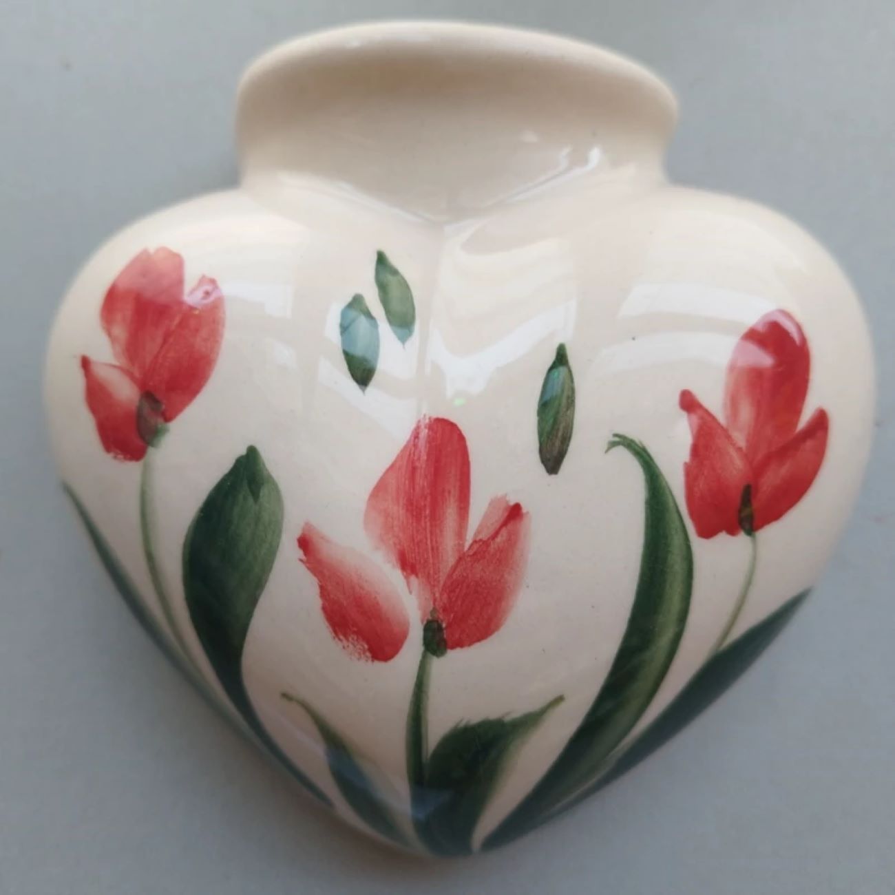 Herzförmiges Wandpflanzgefäß aus Keramik – Blumenmuster