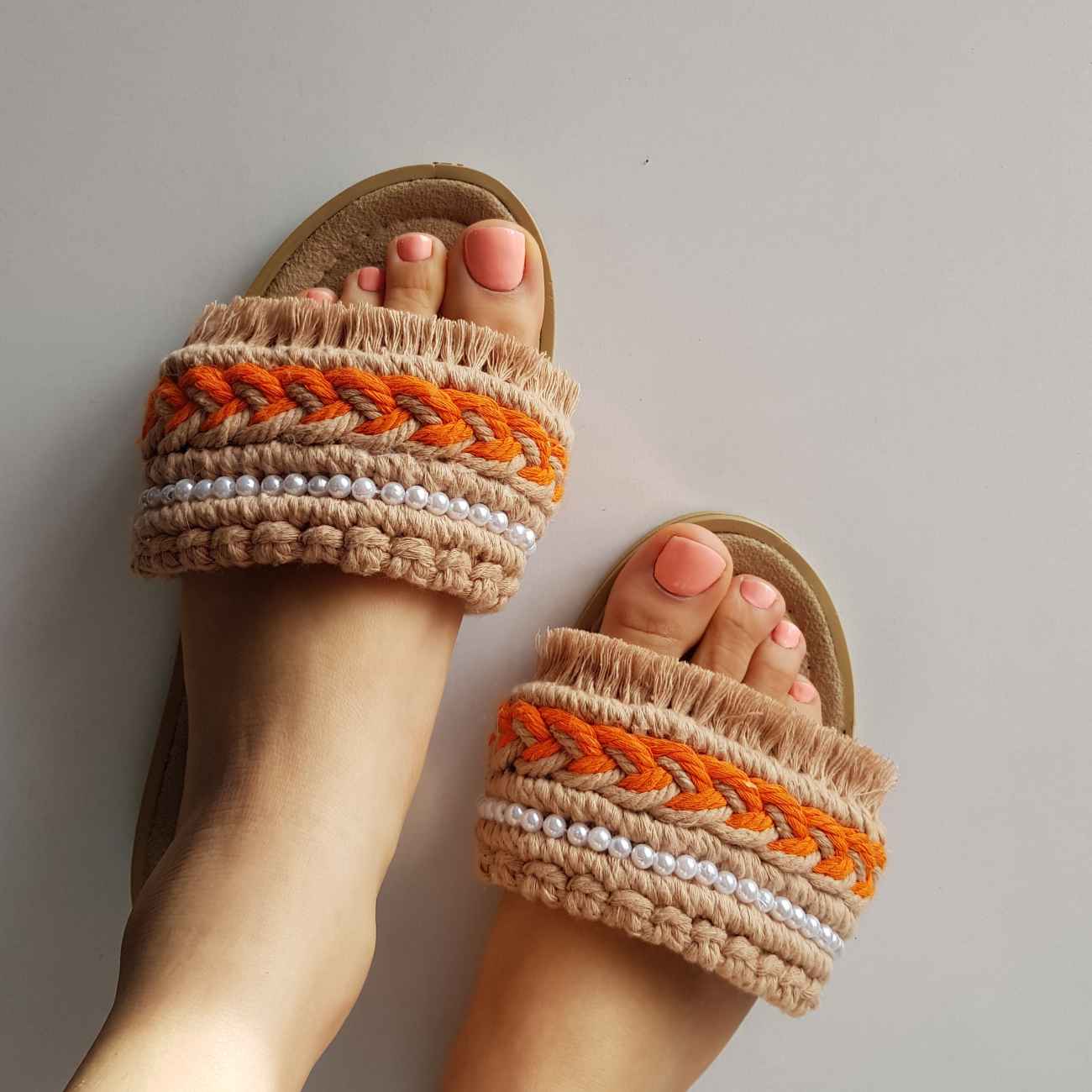 Macrame Hausschuh – Perfekt als Einweihungsgeschenk mit Perlendekor in Orange