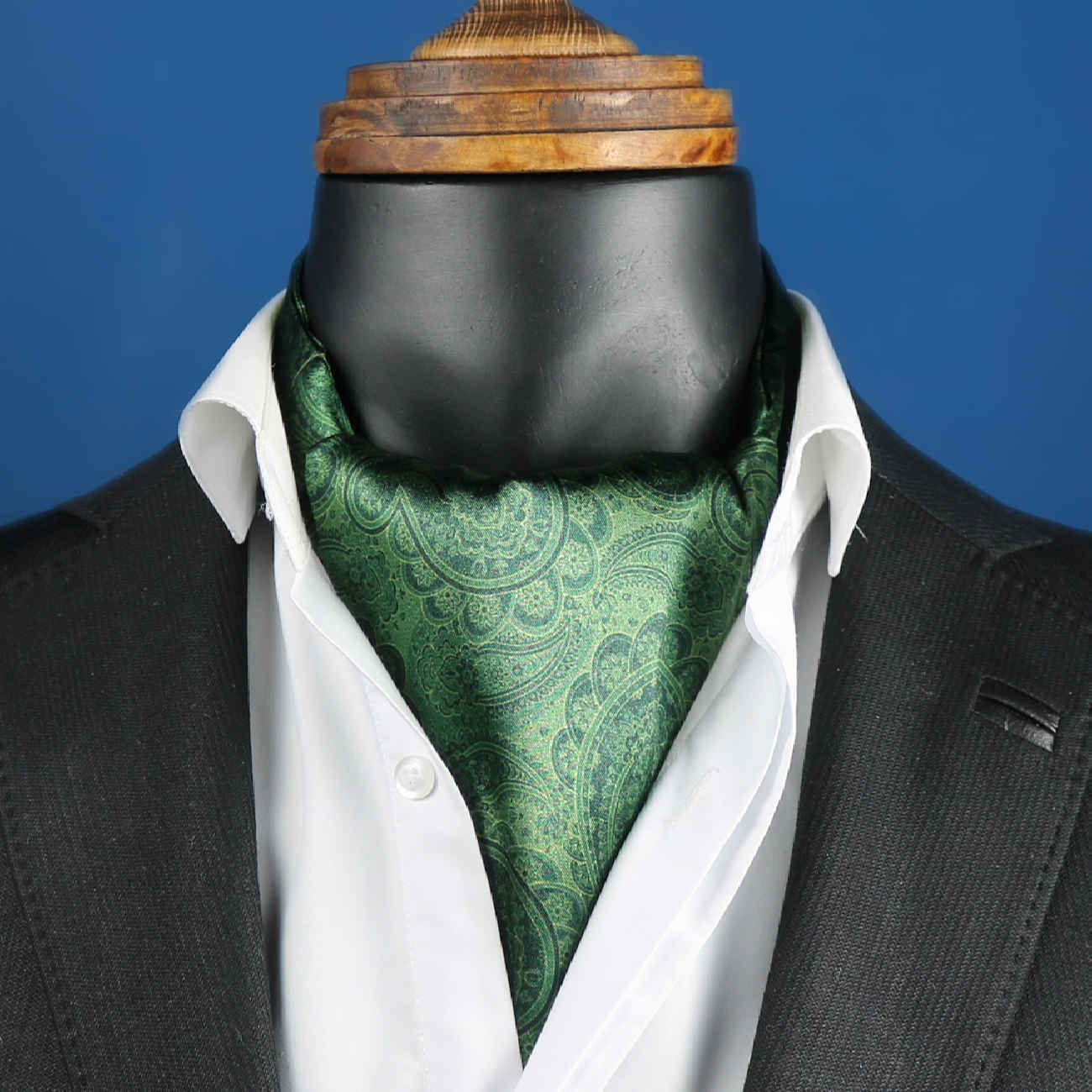 Klassische Ascot-Krawatte für Herren mit grünem, floralem Paisley-Muster