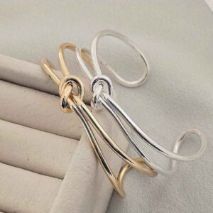 Minimalistisches Knoten-Manschettenarmband – Symbol für Stärke & Verbundenheit bei besonderen Momenten