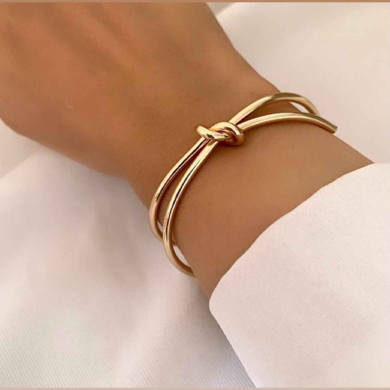 Minimalistisches Knoten-Manschettenarmband – Symbol für Stärke & Verbundenheit bei besonderen Momenten