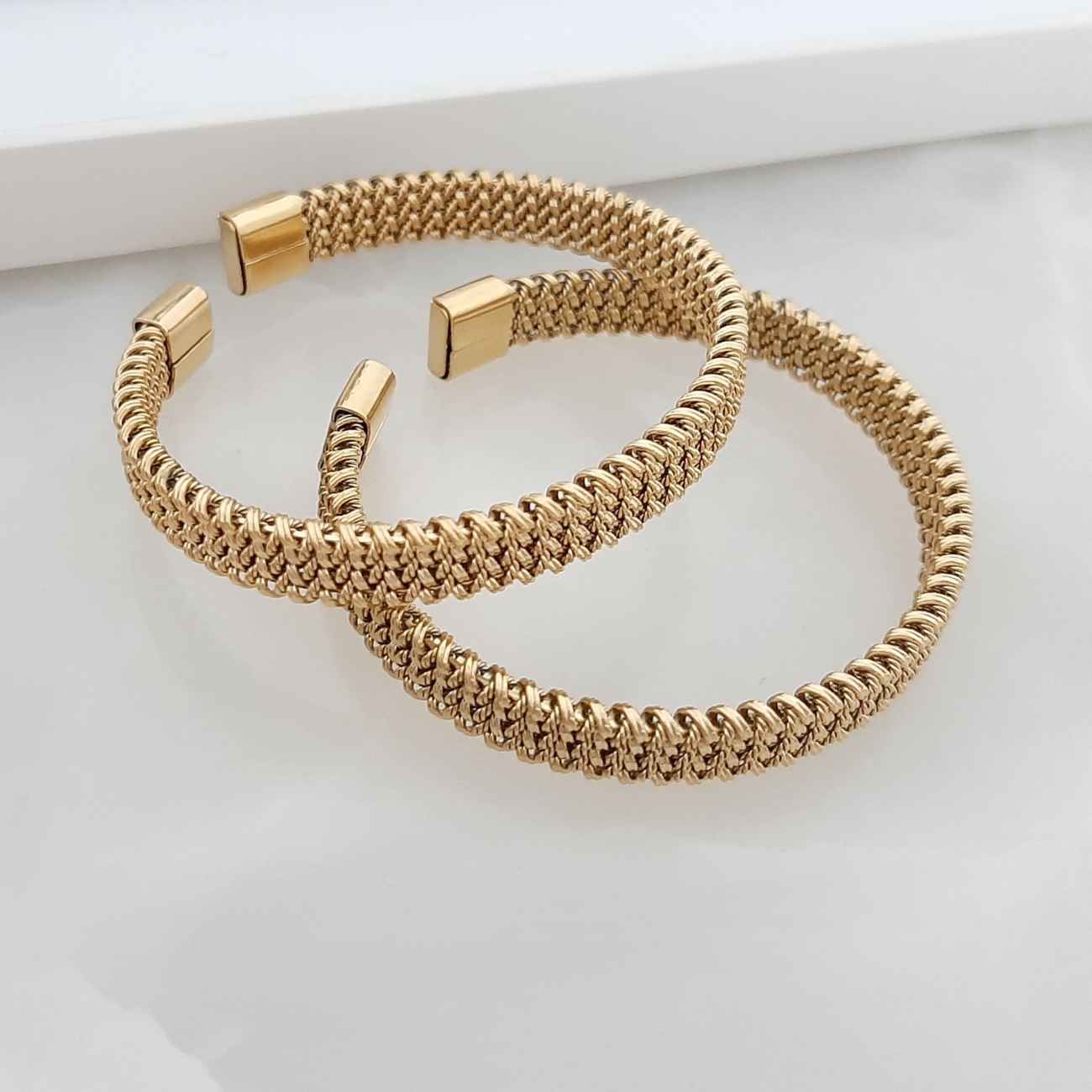 Minimalistisches, geflochtenes Manschettenarmband für Damen – Zart, verstellbar & elegant