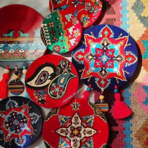 Persische Dekorteller – Handgemachtes Tonteller-Geschenkset inspiriert vom iranischen Erbe (7-teilig)