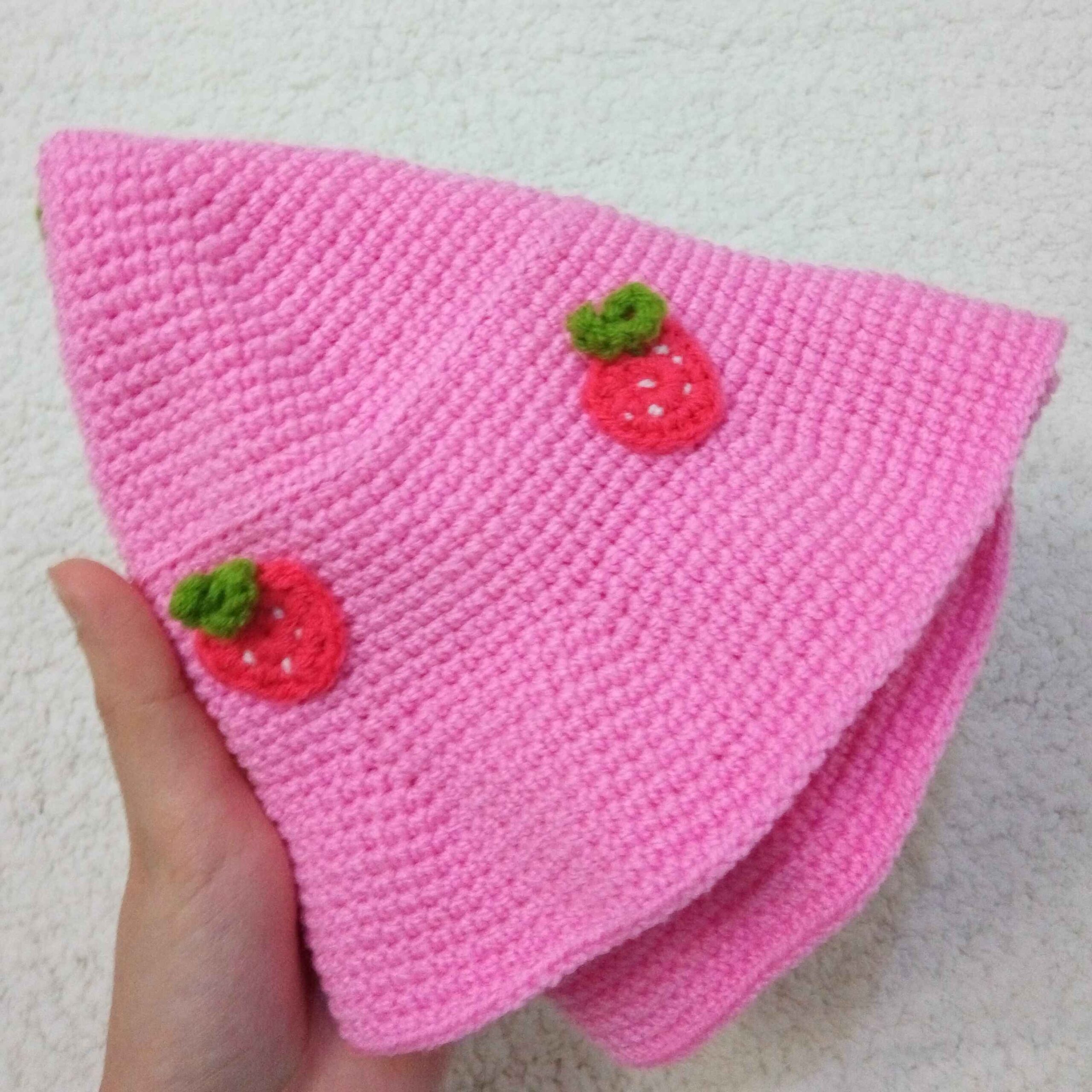 Rosa Erdbeer gehäkelter Bucket Hat – Geeignet für Outdoor-Aktivitäten und Musikveranstaltungen