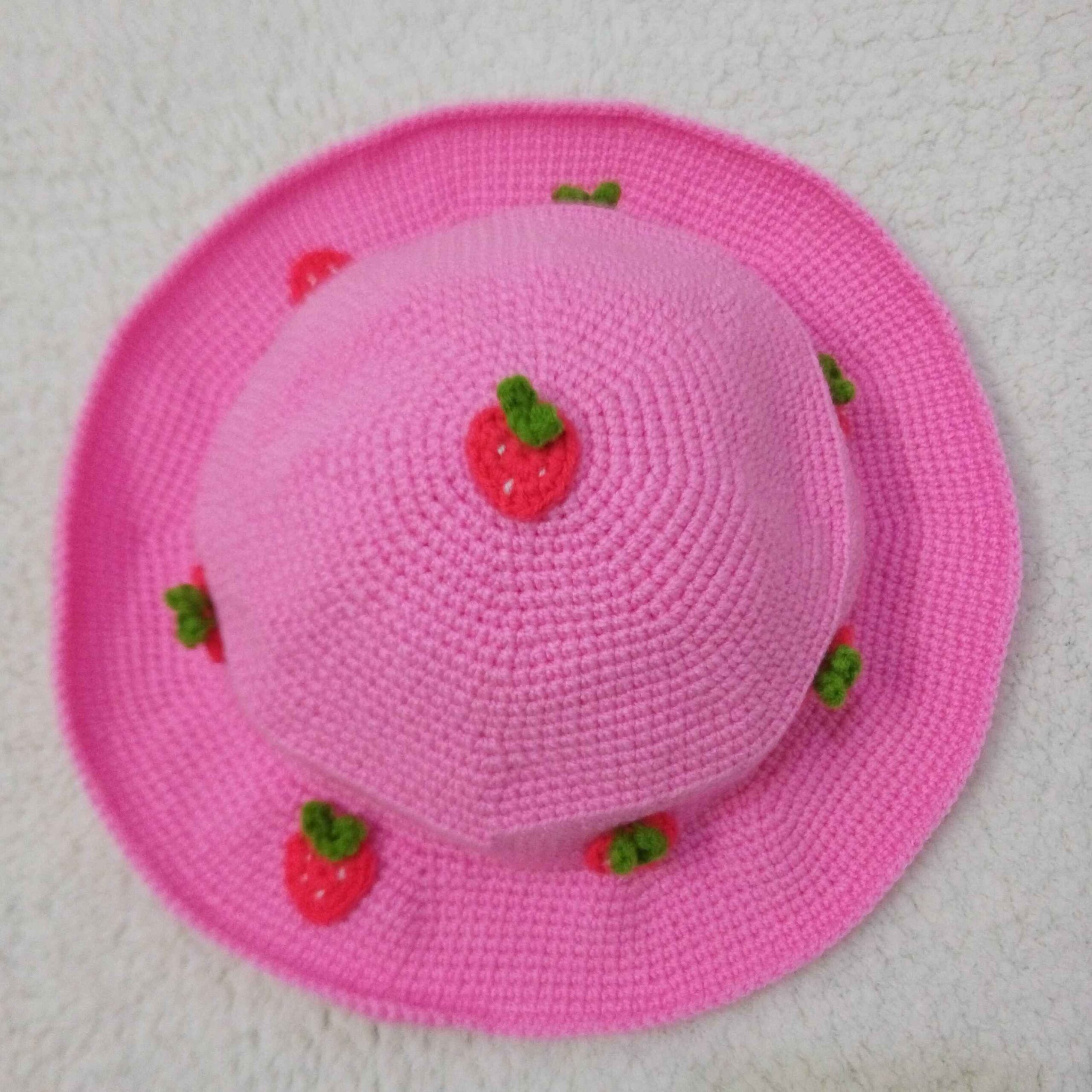 Rosa Erdbeer gehäkelter Bucket Hat – Geeignet für Outdoor-Aktivitäten und Musikveranstaltungen