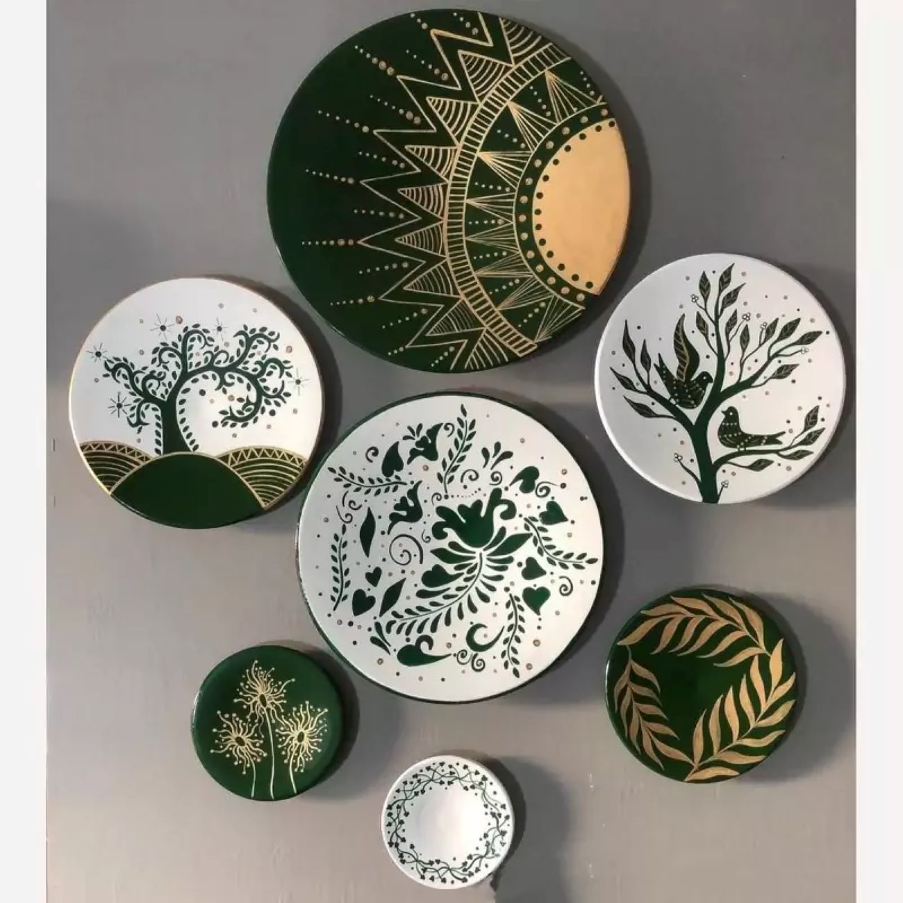 Keramikwandteller mit Sonnen-, Baum- und Vogeldesign – Set aus 7 Stück