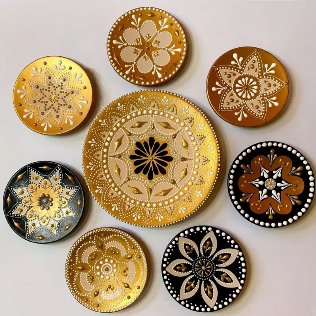 Keramikwandteller mit traditionellem geprägtem Mandala-Design – Set aus 8 Stück