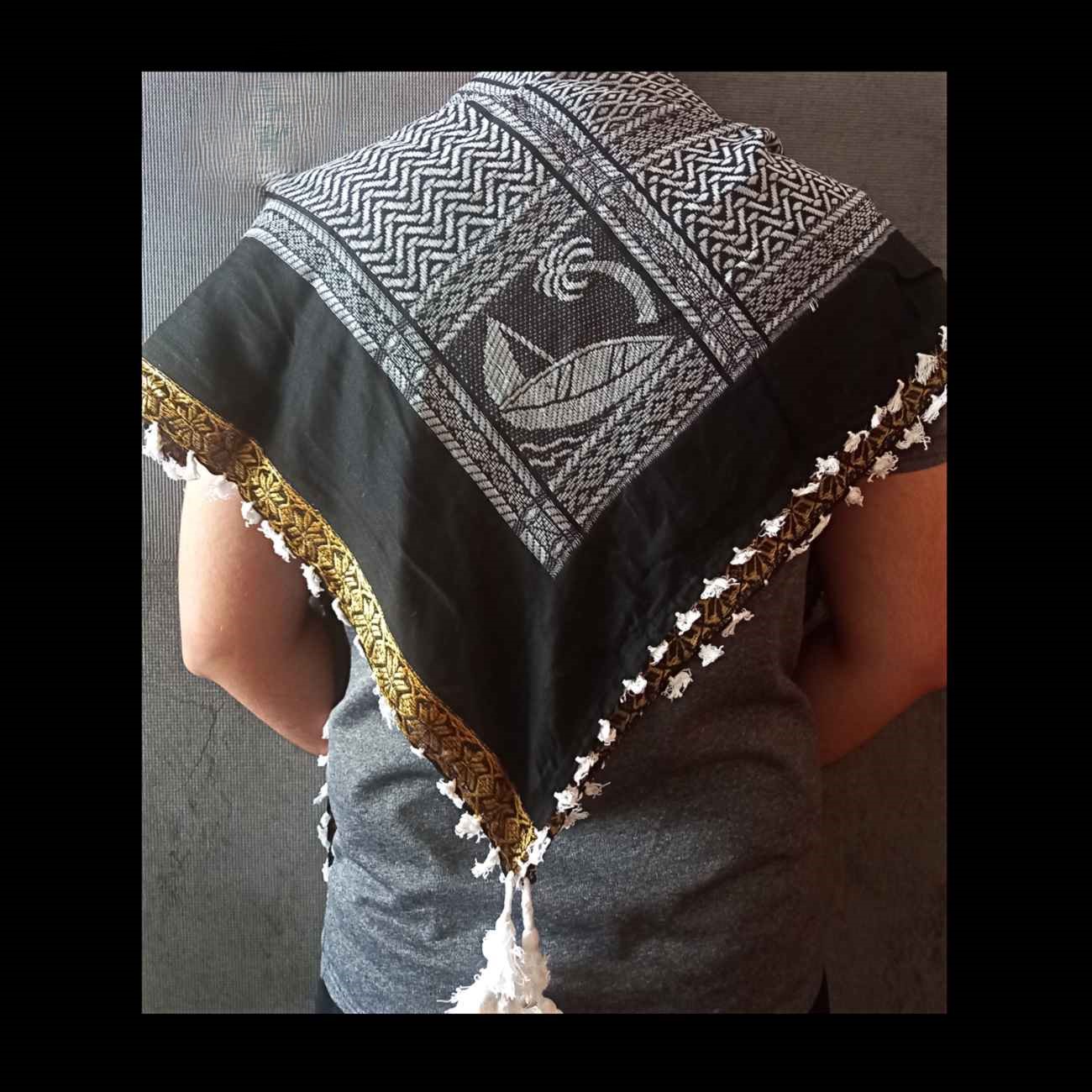 Hochwertiger omanischer Shemagh – traditionelle Baumwollkleidung mit elegantem Goldbesatz für höchsten Tragekomfort