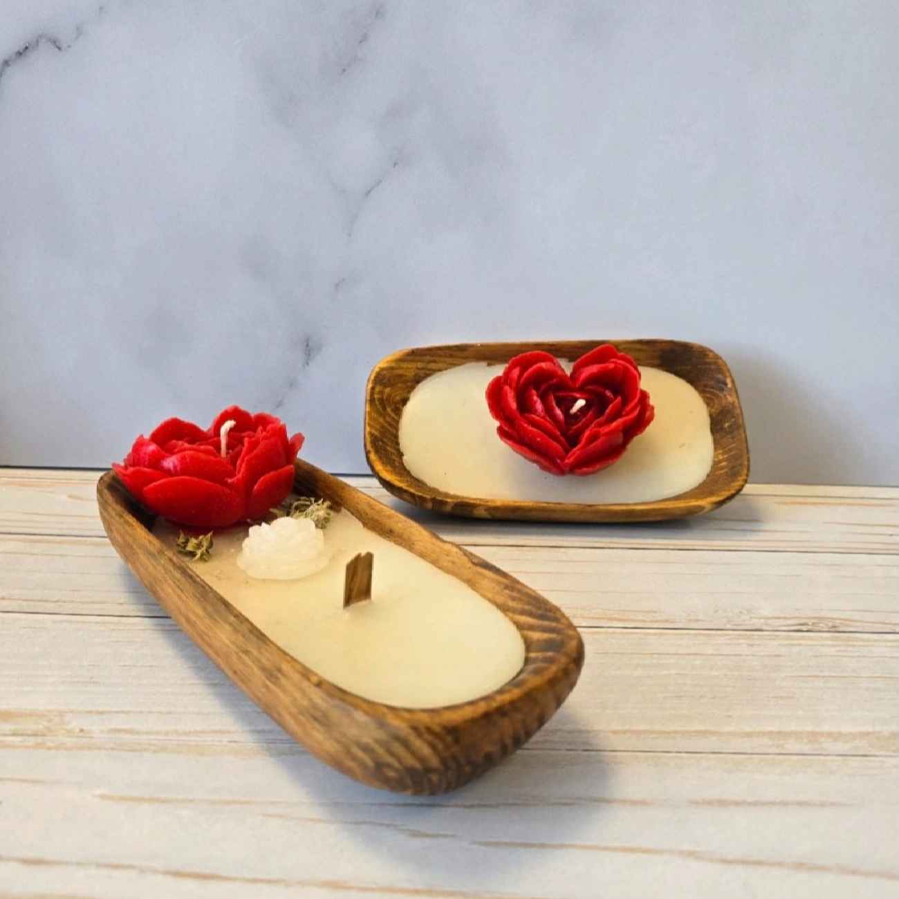 Romantische rote Rosenherz-Kerze – Handgefertigt mit Holzschale, 2er Set