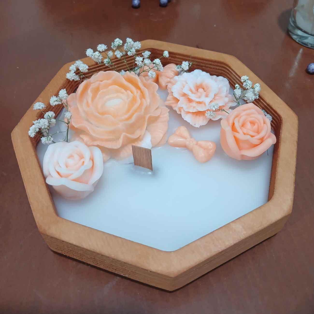 Rustikale Holzglas-Kerze – Handgefertigt, geeignet für Wohnkultur mit pinkem Rosen-Design