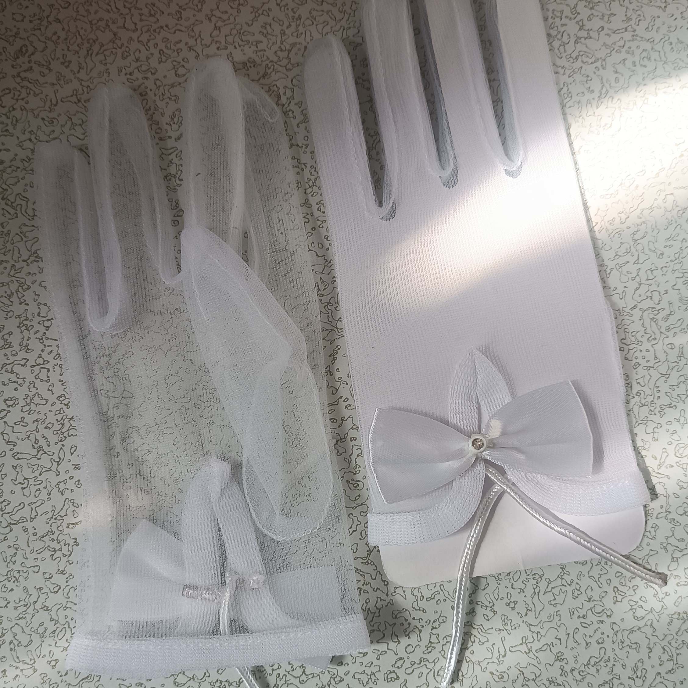 Kurze Hochzeits-Handschuhe mit zarter Schleife – Perfekt für einen minimalistischen Brautlook