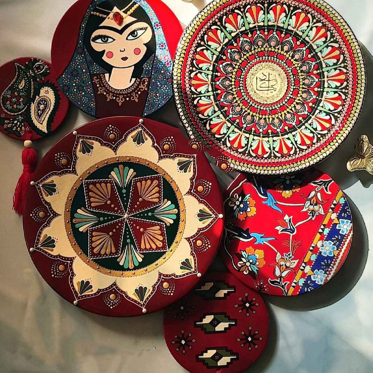 Traditionelles Tonteller-Wandset – Handbemalt im persischen Stil