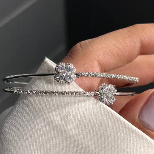 Damen-Manschettenarmband mit Doppellinien & Blumenmuster – Vollständig mit Steinen besetzt