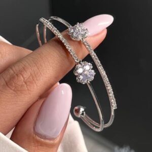 Damen-Manschettenarmband mit Doppellinien & Blumenmuster – Vollständig mit Steinen besetzt