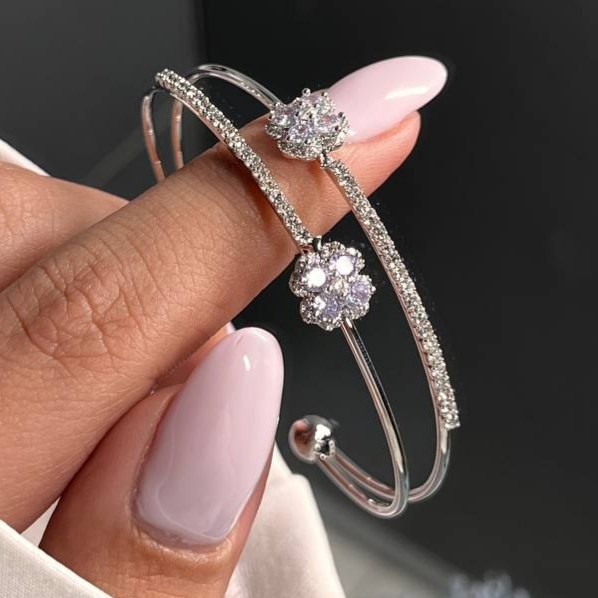 Damen-Manschettenarmband mit Doppellinien & Blumenmuster – Vollständig mit Steinen besetzt