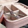 Damen-Manschettenarmband mit Doppellinien & Blumenmuster – Vollständig mit Steinen besetzt