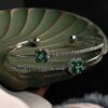 Damen-Manschettenarmband mit Doppellinien & Blumenmuster – Vollständig mit Steinen besetzt