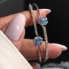 Damen-Manschettenarmband mit Doppellinien & Blumenmuster – Vollständig mit Steinen besetzt