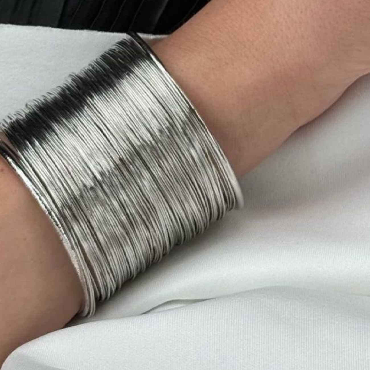 Damen-Manschettenarmband im Drahtdesign – Mehrreihig & farbbeständig