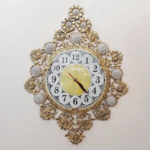 Messing-Wanduhr mit traditionellem Design für anspruchsvolle Innenräume