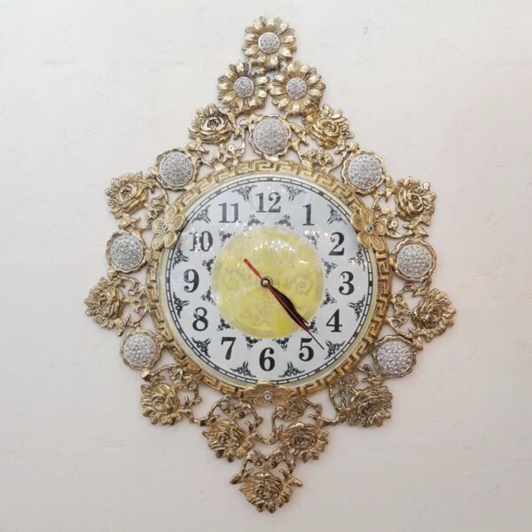 Brass-Wall-Clock-with-a-Traditional-Design-for-Sophisticated-Interiors