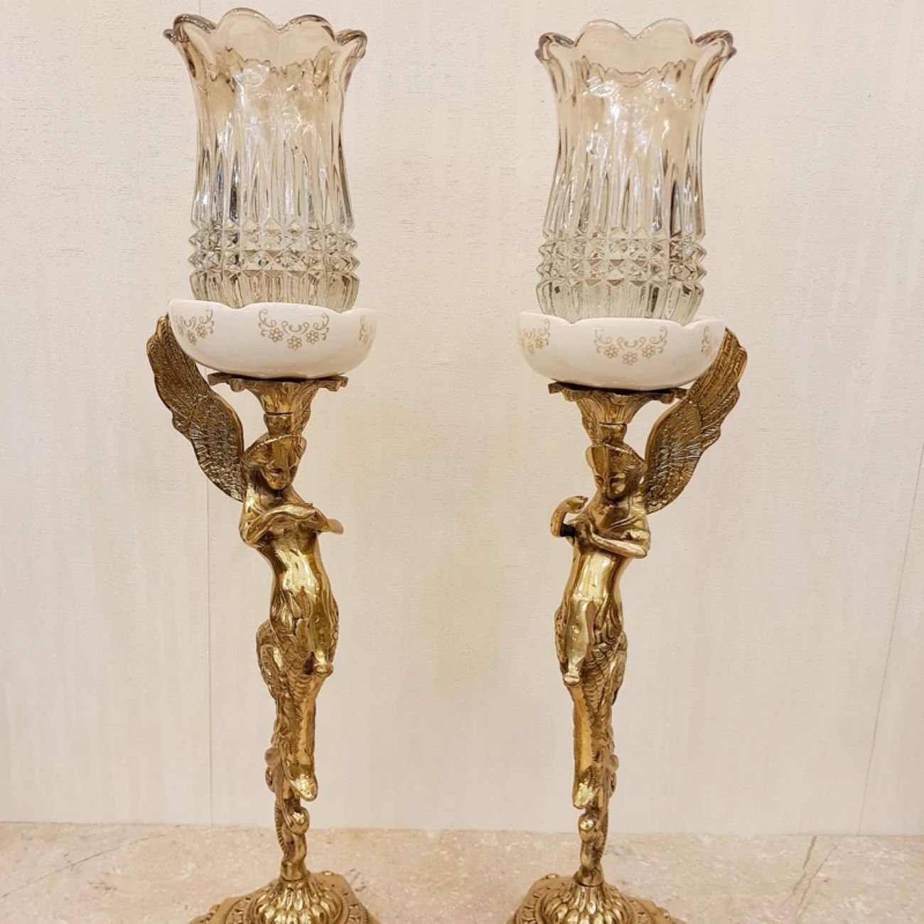 Bronze-Kerzenhalter mit Engelsmotiv und quadratischem Sockel