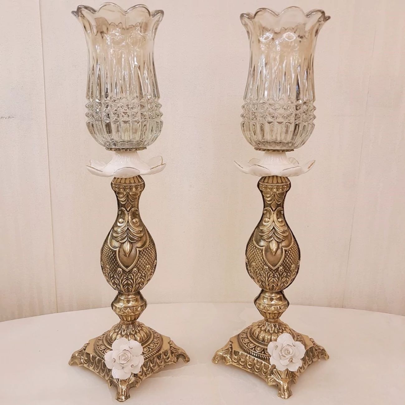 Bronze-Kerzenhalter mit weißem Blüten-Design