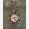 Charmante Messing-Wanduhr mit dekorativen Blumenakzenten und Hängeelement