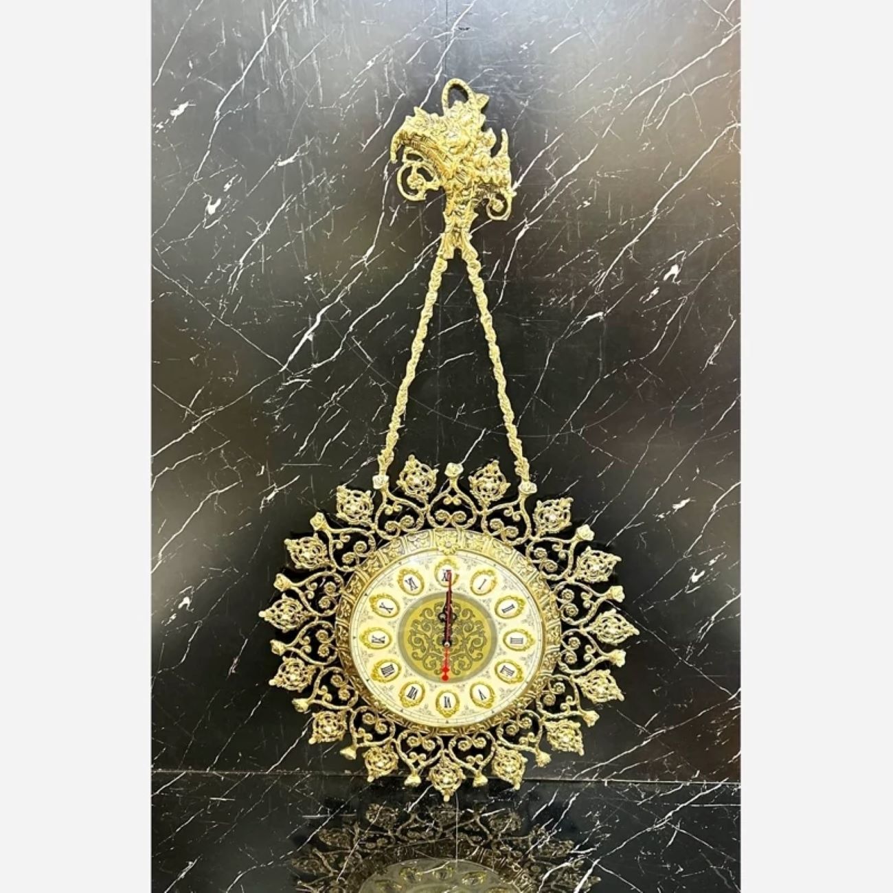 Charmante Messing-Wanduhr mit dekorativen Blumenakzenten und Hängeelement