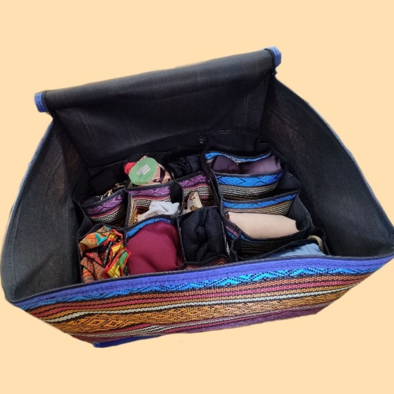 Kultureller Charme: Aufbewahrungsbox aus Jajim-Stoff