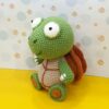 Süße und gemütliche gestrickte Schildkrötenpuppe – Schönes handgefertigtes Wollspielzeug