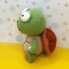 Süße und gemütliche gestrickte Schildkrötenpuppe – Schönes handgefertigtes Wollspielzeug