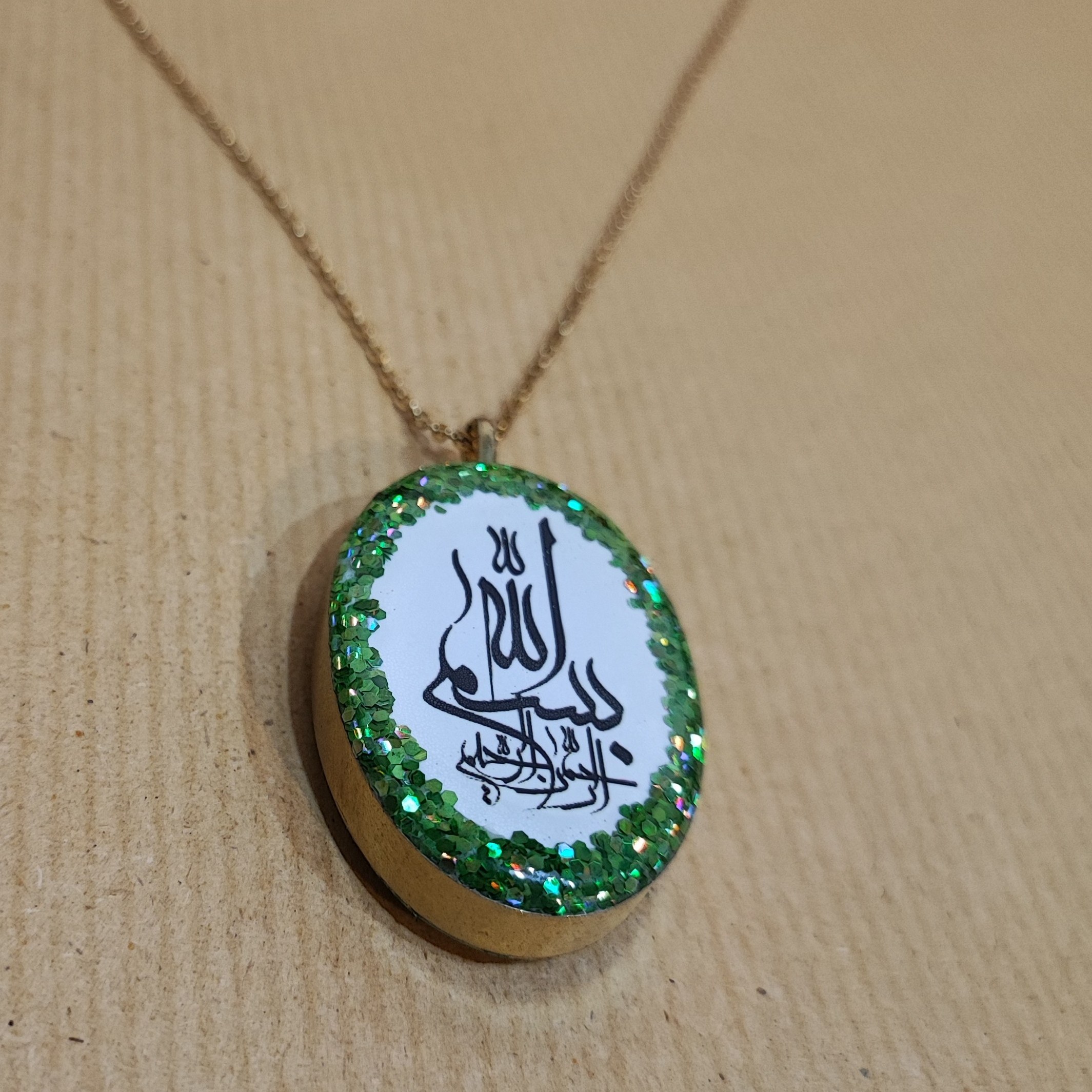 Zweiseitige Halskette aus Harz und Messing – „Hasbi Allah“ auf der einen Seite und der Vers „Bismillah“ auf der anderen