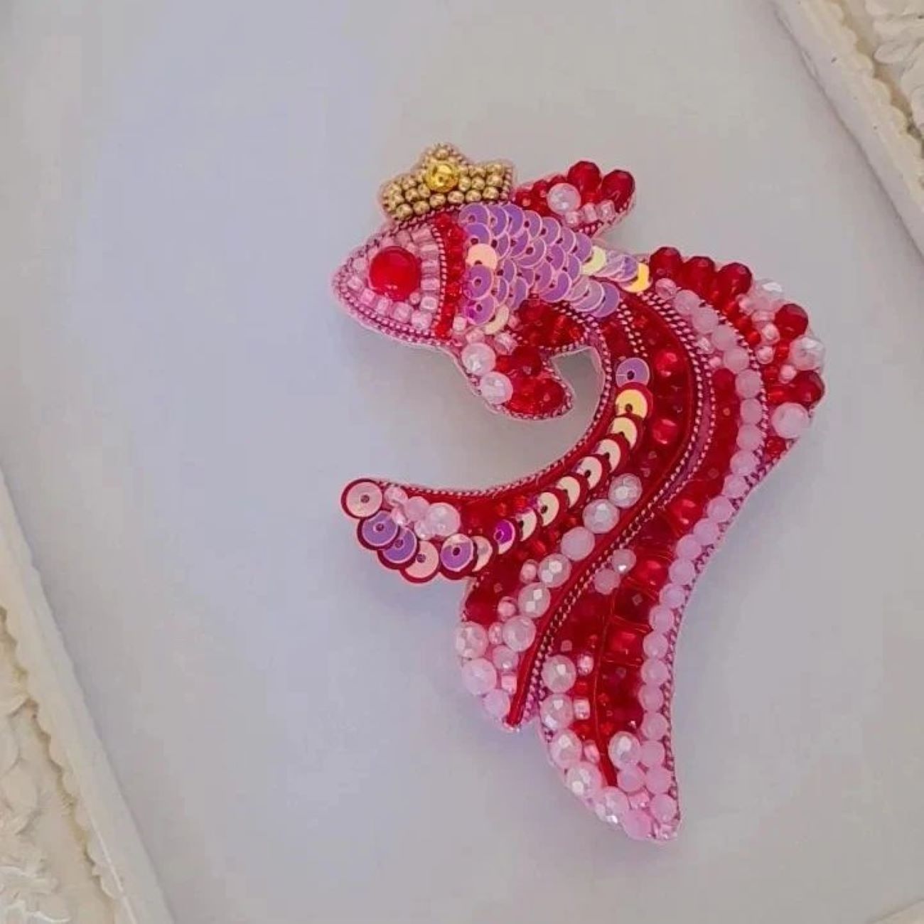 Elegante Perlen-Fischbrosche: Ein Hauch von Charme
