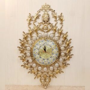 Elegante Messing-Wanduhr mit großem 28 cm Zifferblatt und Edelsteinakzenten für einen Hauch Vintage-Charme