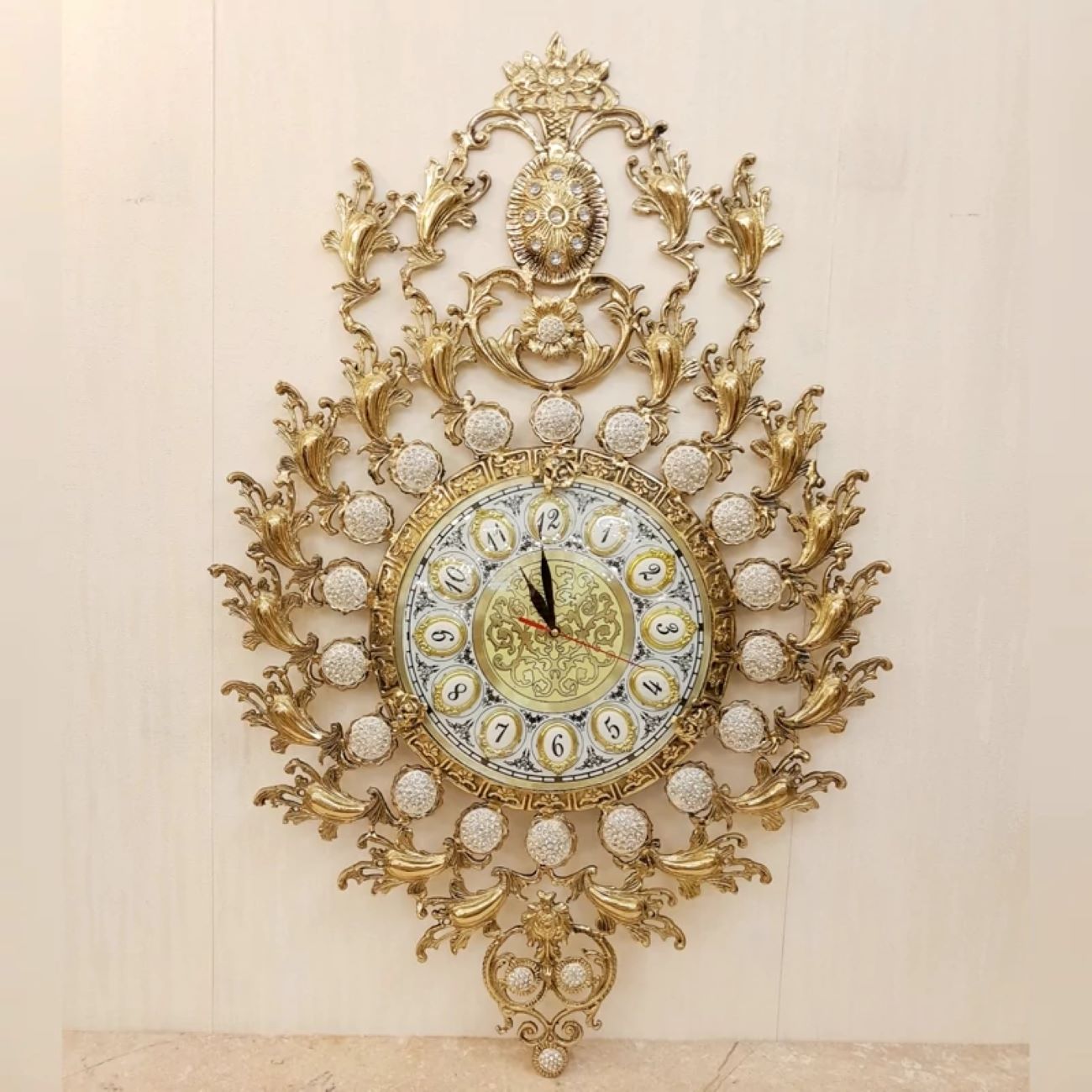 Elegante Messing-Wanduhr mit großem 28 cm Zifferblatt und Edelsteinakzenten für einen Hauch Vintage-Charme