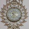 Elegante Messing-Wanduhr mit großem 28 cm Zifferblatt und Edelsteinakzenten für einen Hauch Vintage-Charme