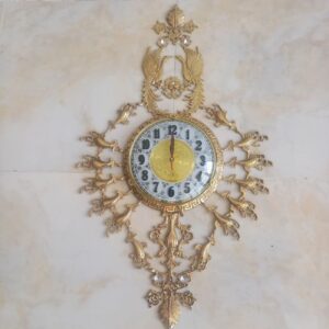 Elegante und zeitlose Messing-Wanduhr mit Vogelmotiv in Rautenform