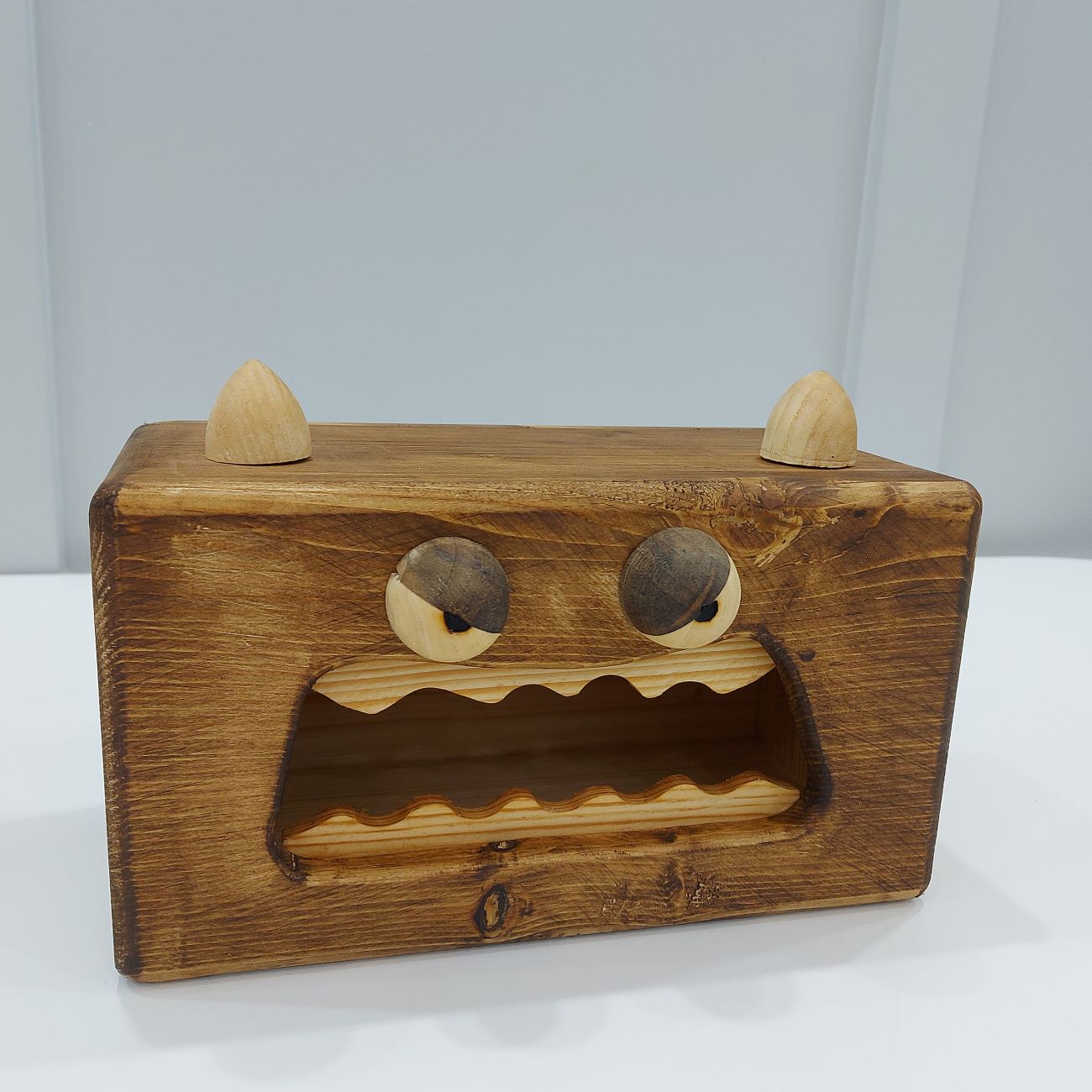 Fantasievolle Holz-Taschentuchabdeckung – Wütendes Monster-Design