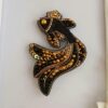 Goldene Fisch-Perlenbrosche – ein Accessoire für Naturliebhaber