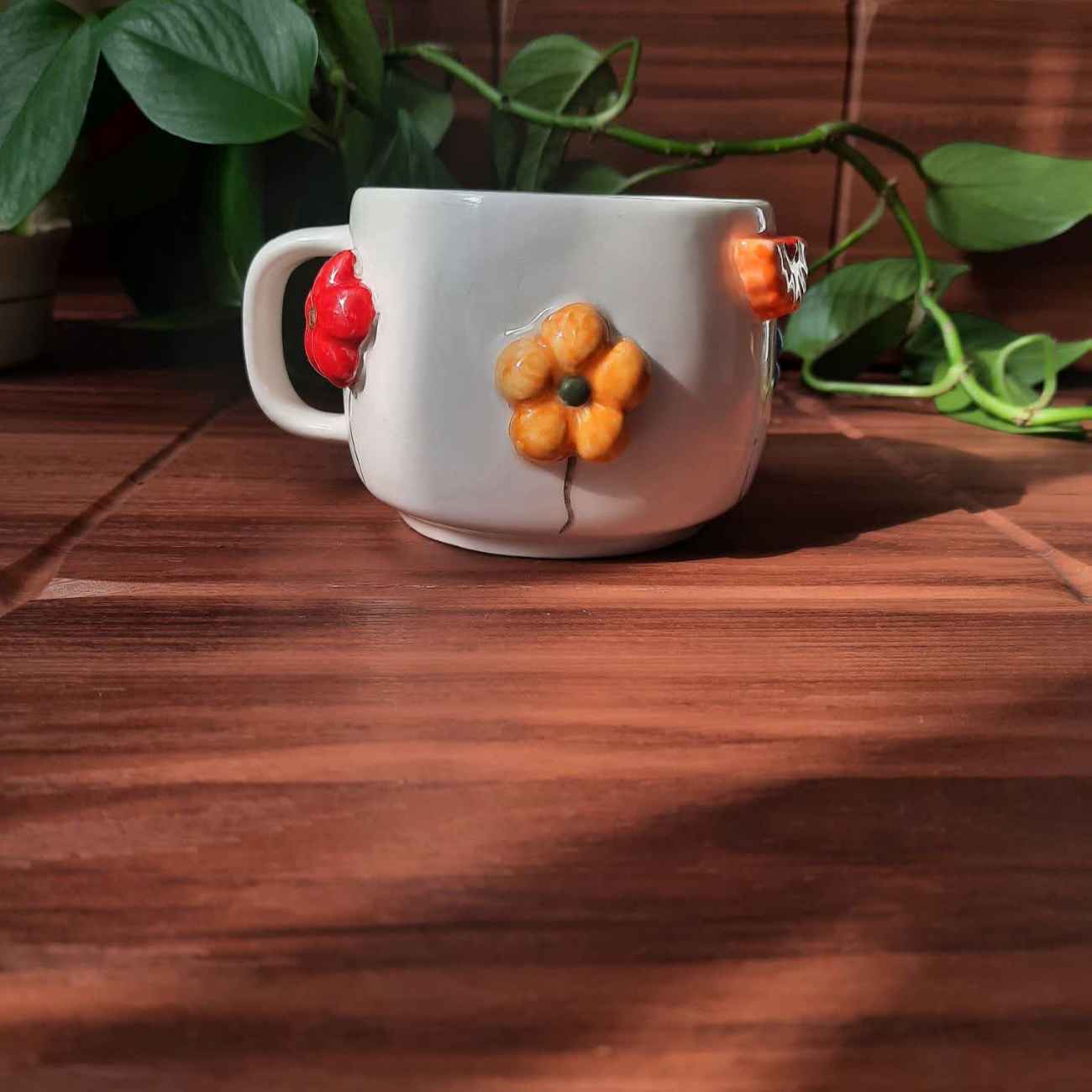 Handgefertigte Relief-Keramiktasse – Fantasiestil mit Erhobenem Blumenmuster