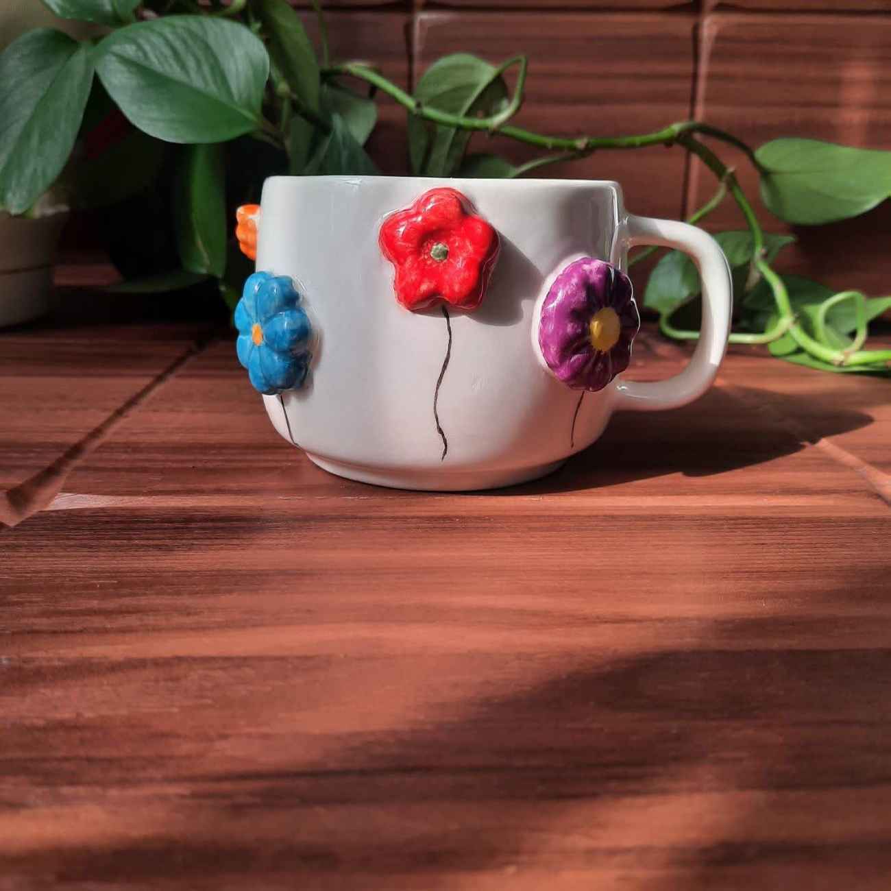 Handgefertigte Relief-Keramiktasse – Fantasiestil mit Erhobenem Blumenmuster