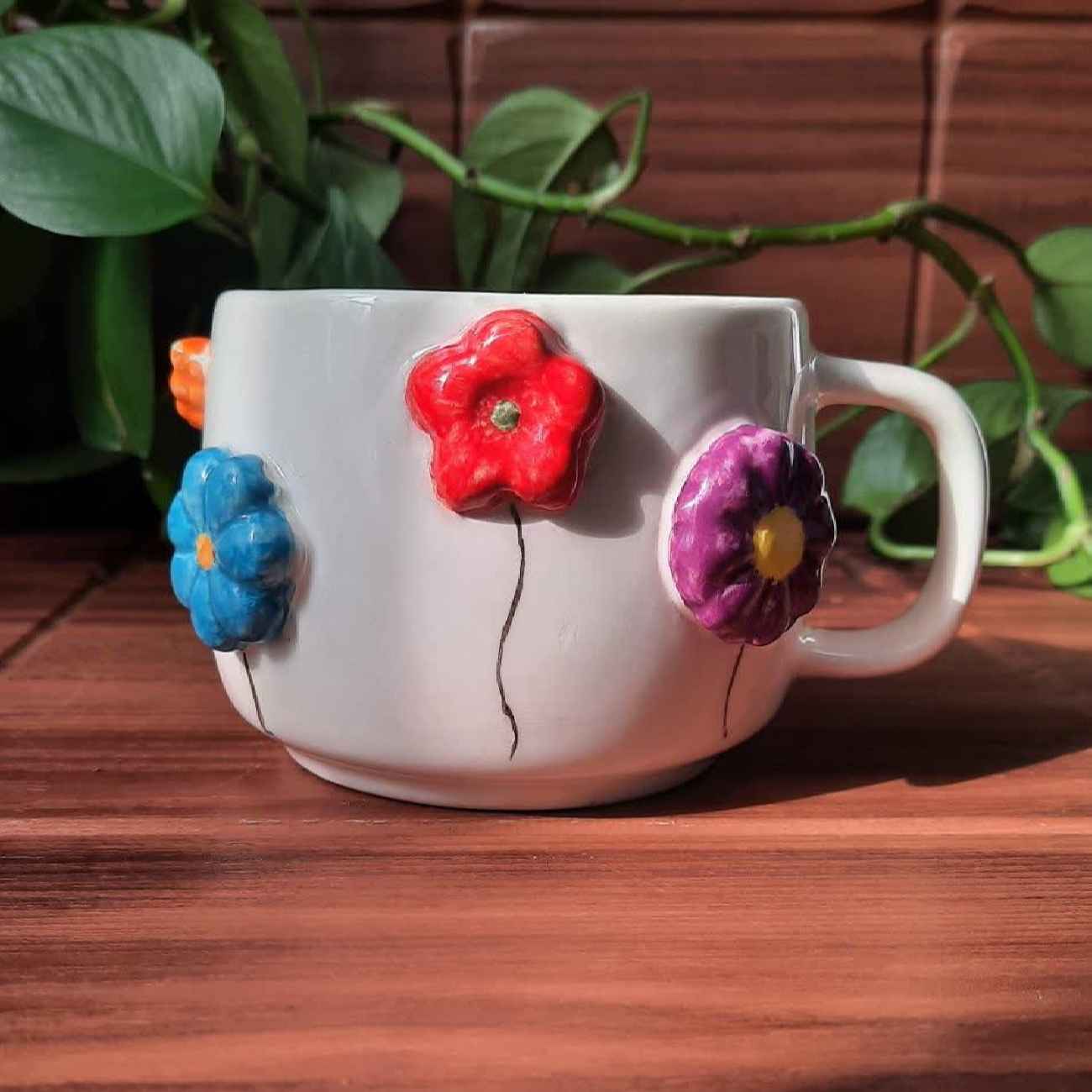 Handgefertigte Relief-Keramiktasse – Fantasiestil mit Erhobenem Blumenmuster
