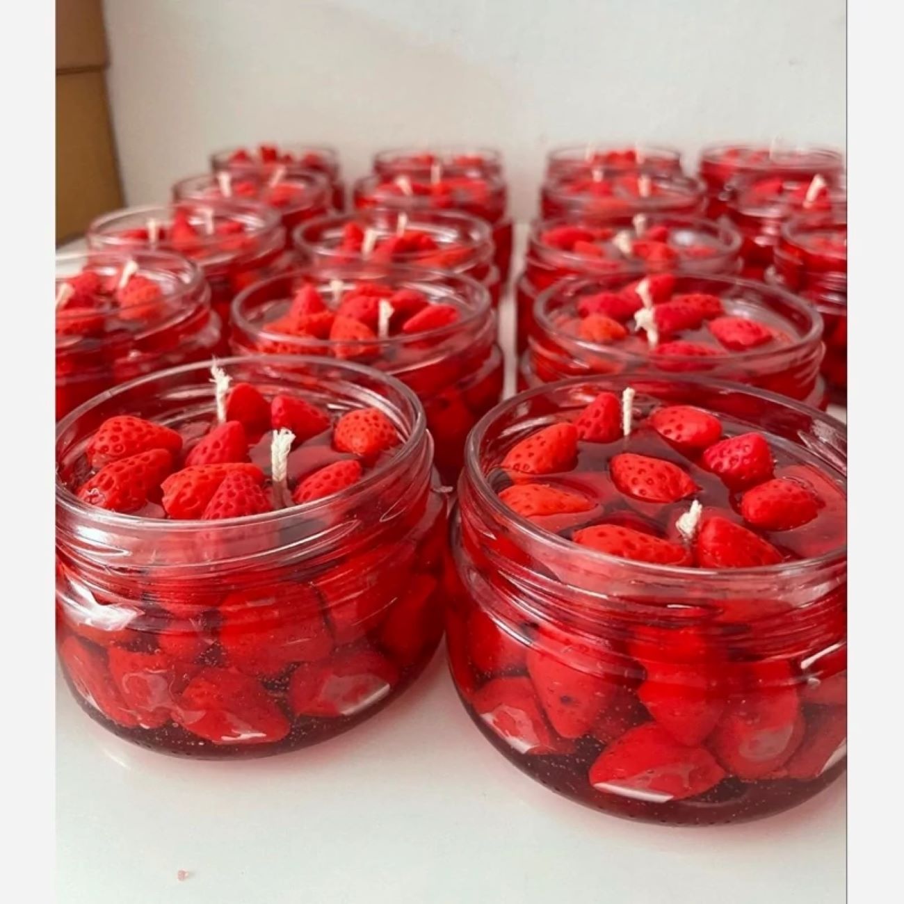 Handgemachte Kerze mit einzigartigem Dessertmotiv für die Wohnungsdekoration