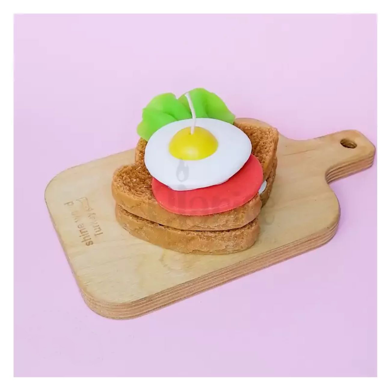 Handgemachte Kerze in Toastform mit Spiegelei und Salat