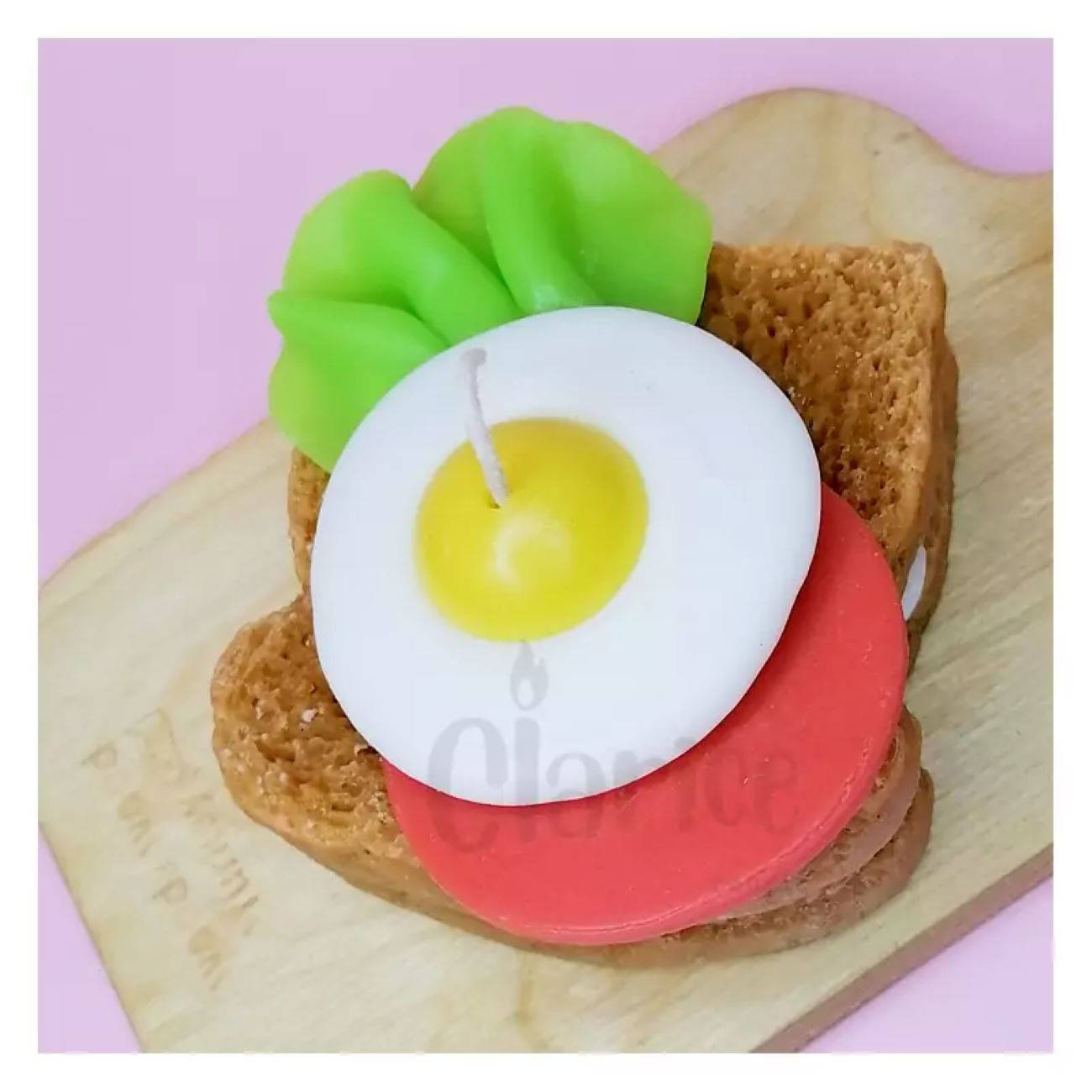 Handgemachte Kerze in Toastform mit Spiegelei und Salat